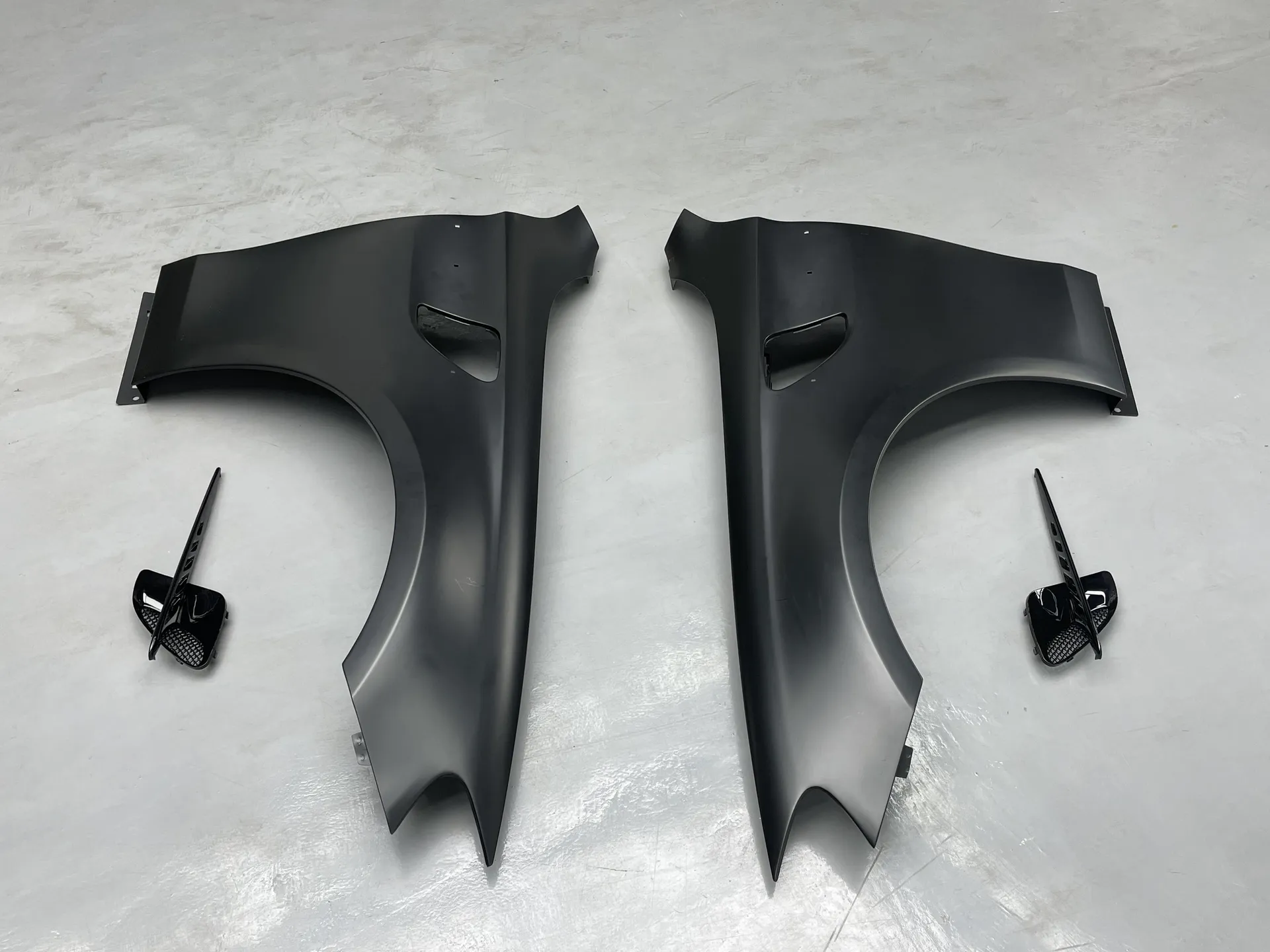 Compatible with 2016–2023 4-Door Mercedes-Benz E-Class (W213) GTR-Style Fender