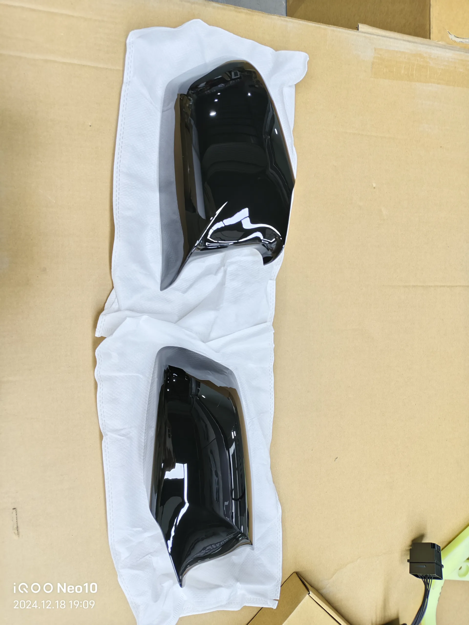 F18 pre-facelift glossy black mirror covers