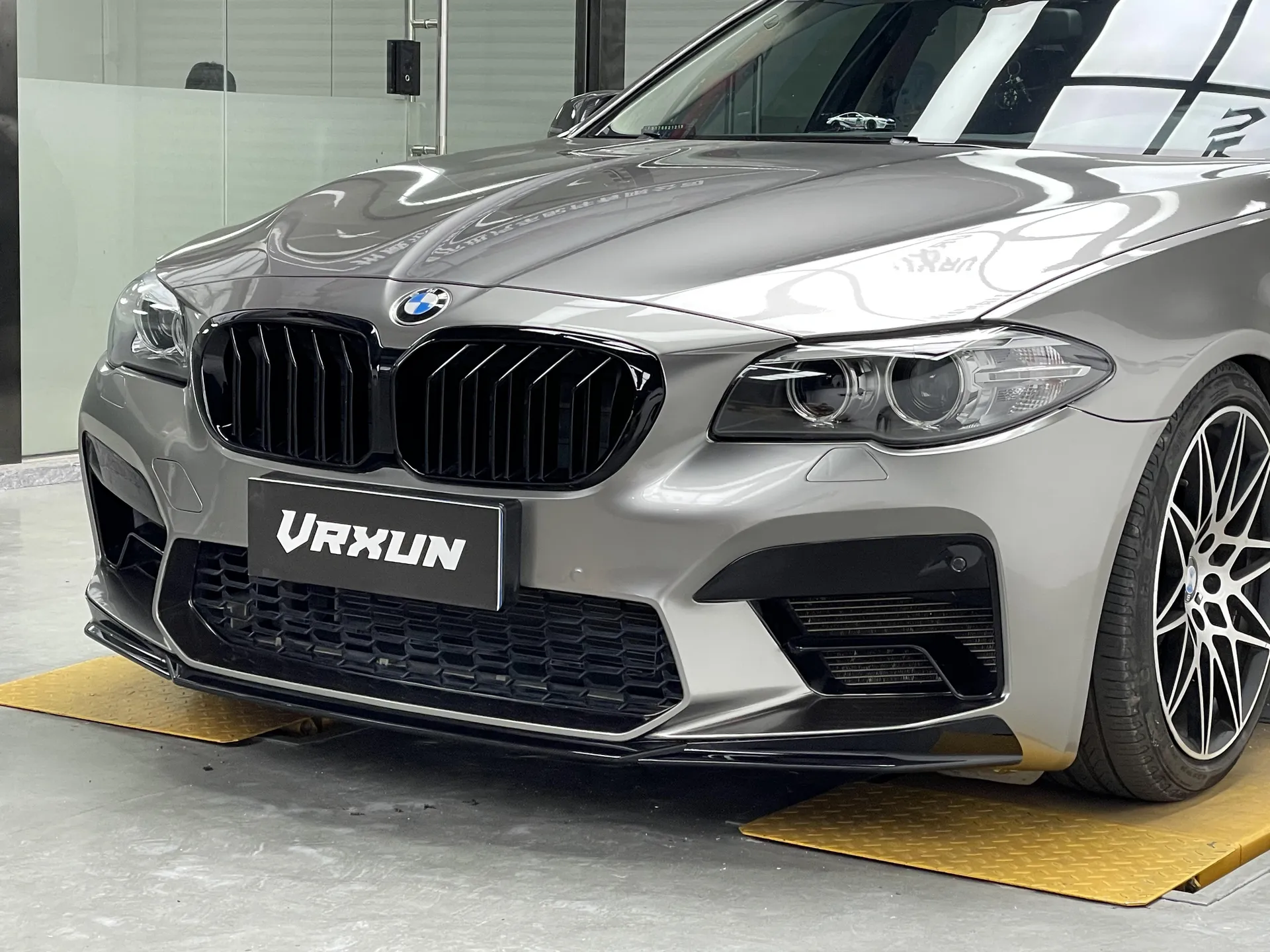 Effect of 2021 M5 with glossy black front lip