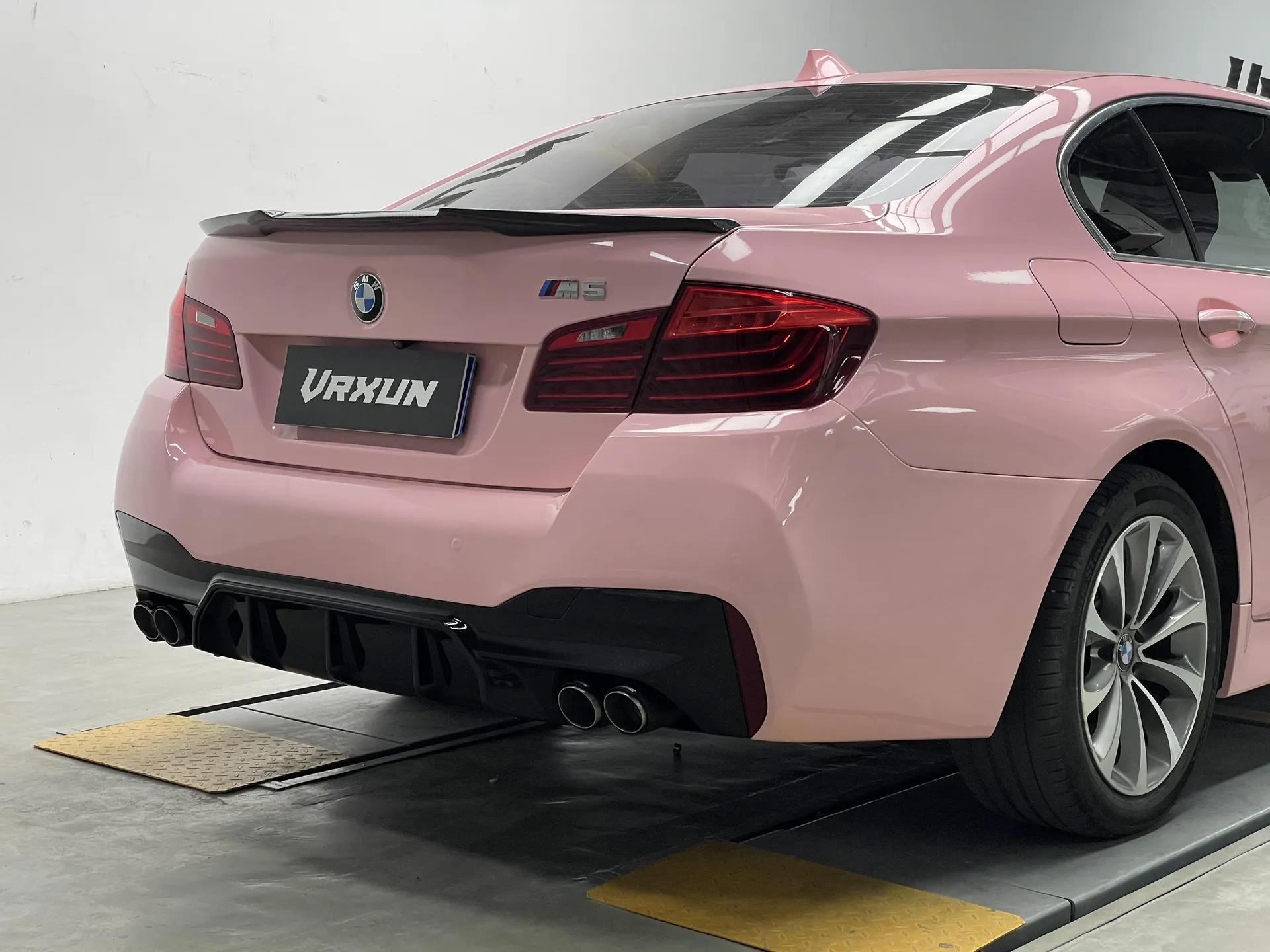 Effect of 2021 M5 carbon fiber Akrapovič-style exhaust tips