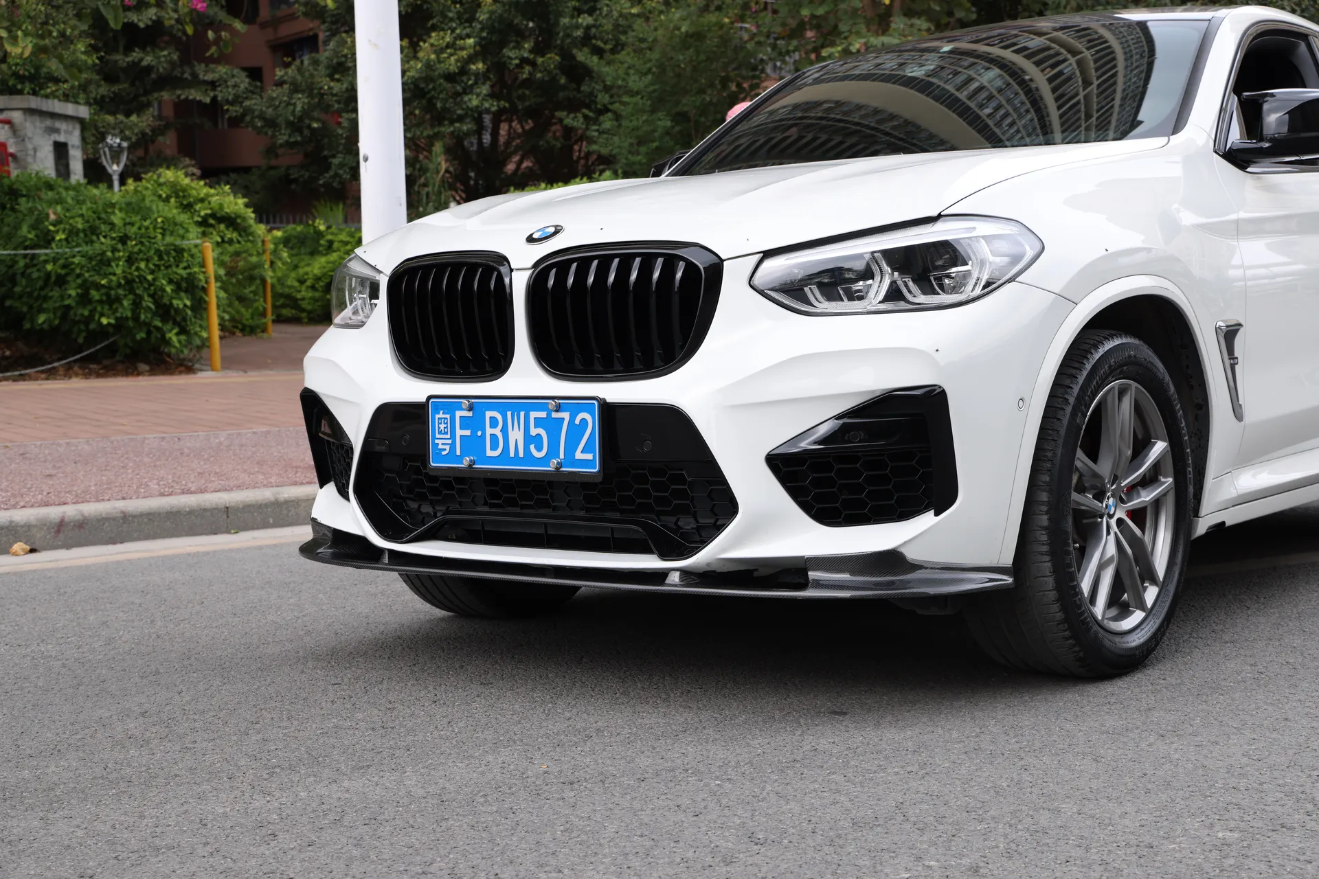 X4M Body Kit with Carbon Fiber Front Lip – Effect
