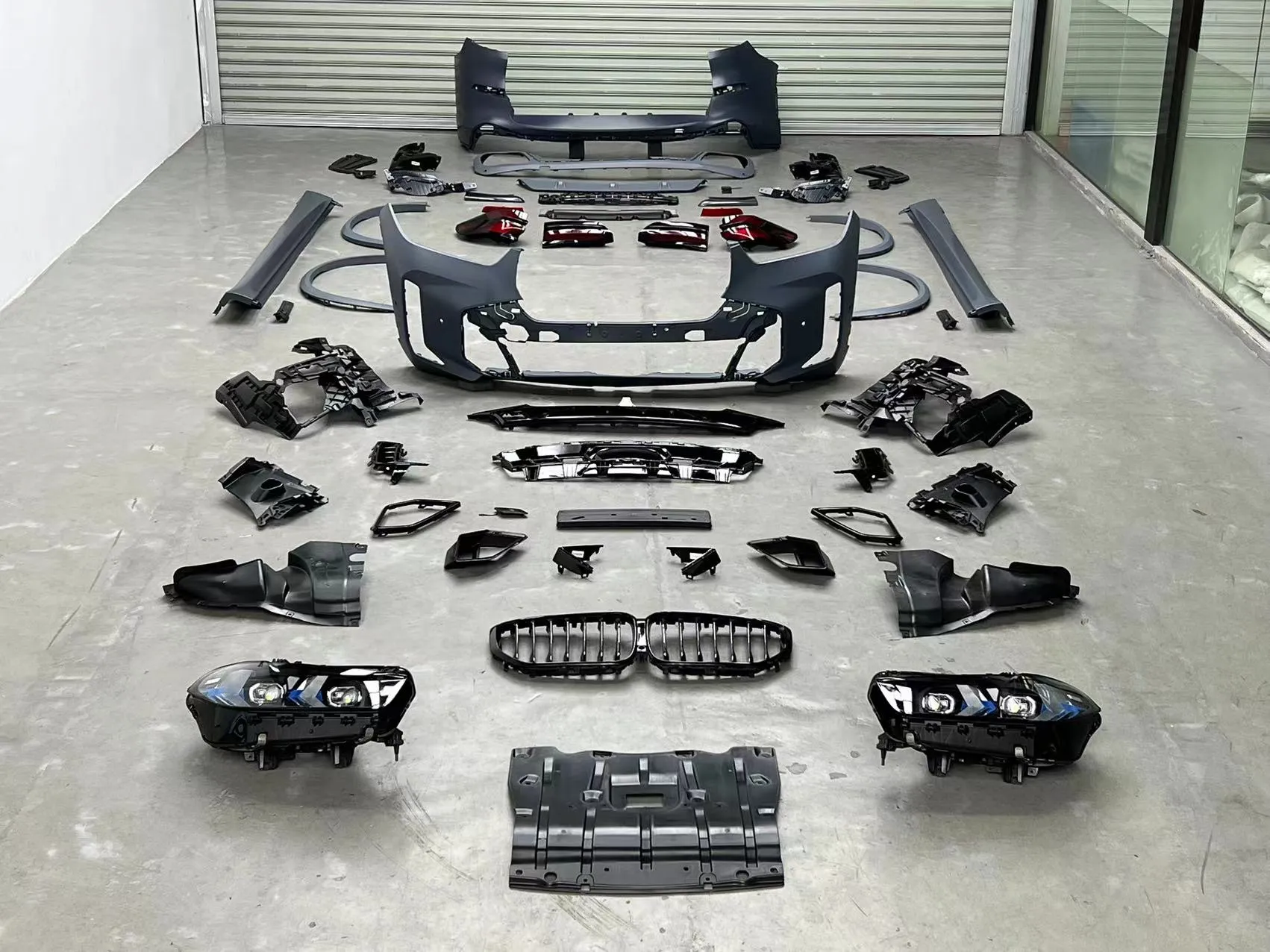 Compatible with 2019–2022 BMW X5 (G05/G18 Pre-LCI) Old-to-New 2026 Sport Body Kit, optional M Performance front lip.