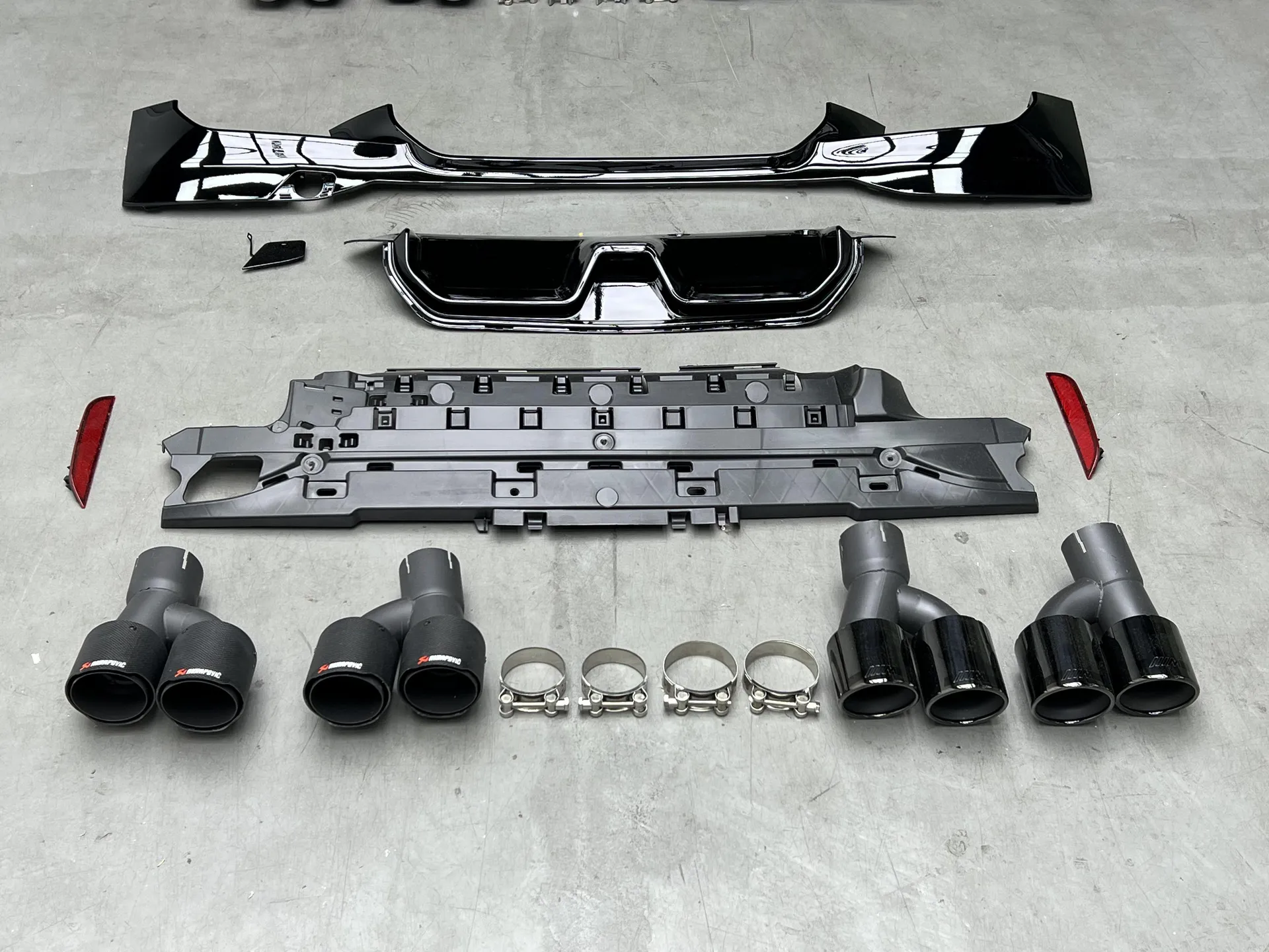 G38 Black and Carbon-Fiber Akrapovič-Style Exhaust Tips